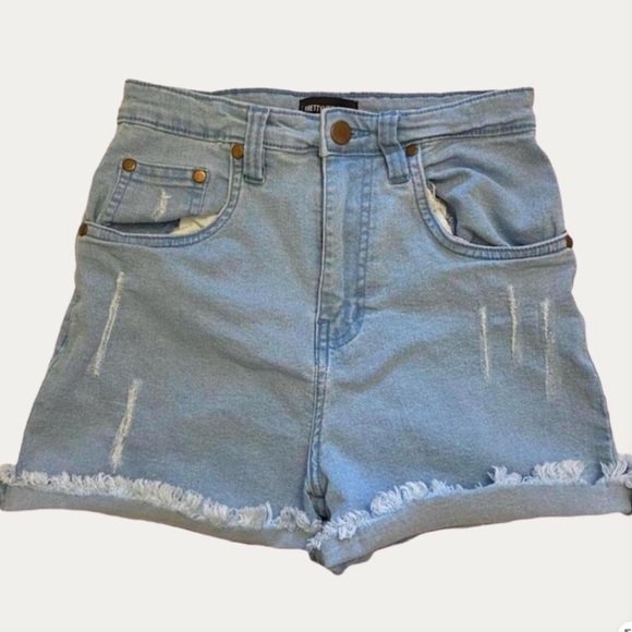 PrettyLittleThing High Rise light wash denim shorts - Picture 1 of 6